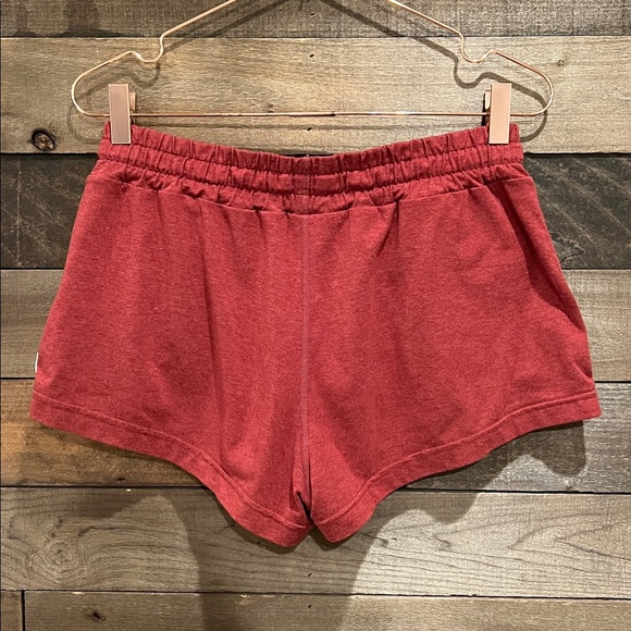 Vuori Women's Halo Performance Shorts in Currant Heather - Picture 5 of 6
